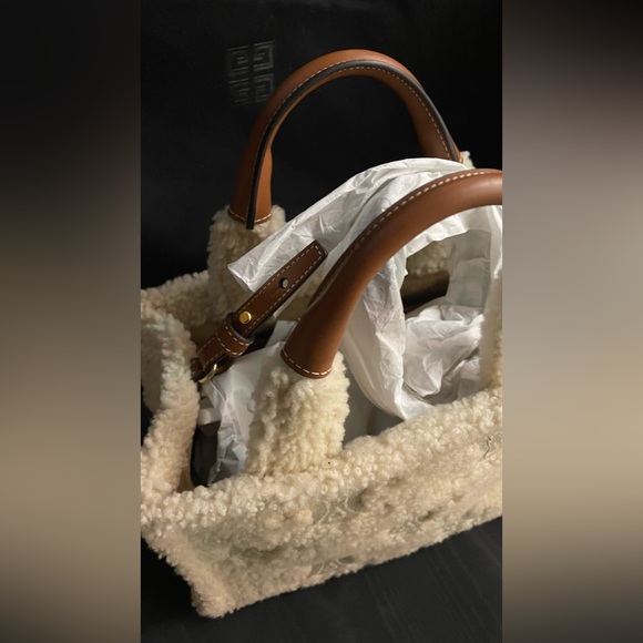 Celine Cabas Thais in Shearling with Triomphe Embroideries - Picture 7 of 7